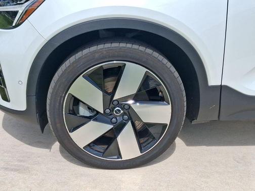 Crystal White 2023 Volvo C40 Recharge Pure Electric Twin Plus