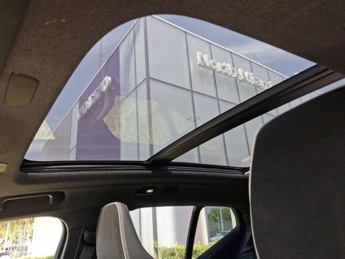 Onyx Black Metallic 2023 Volvo XC40 B5 Plus Dark Theme