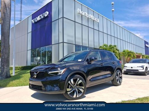 Onyx Black Metallic 2023 Volvo XC40 B5 Plus Dark Theme