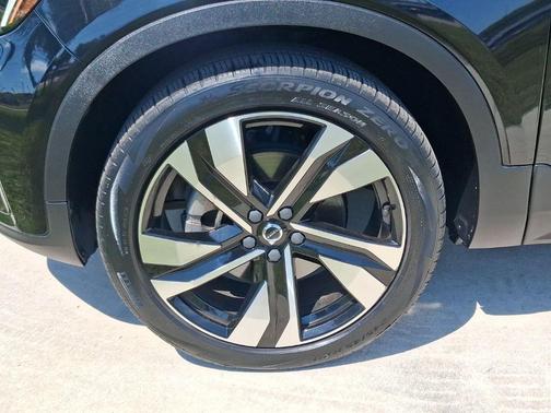 Onyx Black Metallic 2023 Volvo XC40 B5 Plus Dark Theme