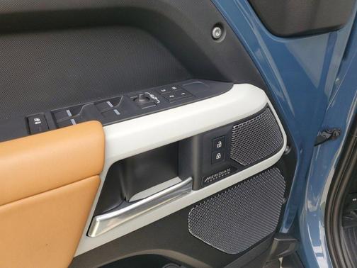 2023 Land Rover Defender 110 X-Dynamic SE