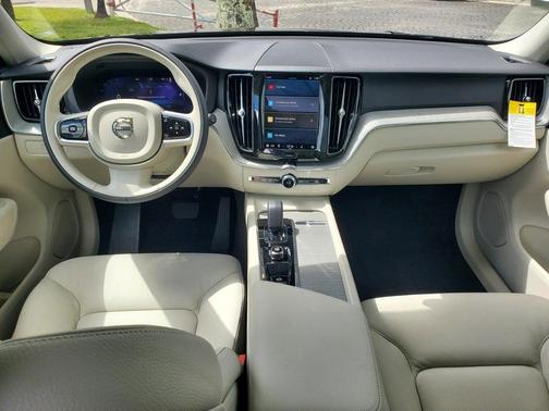 2025 Volvo XC60 Plug-In Hybrid T8 Plus