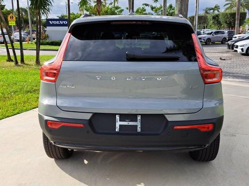 2026 Volvo XC40 B4 Plus