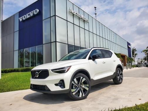 2025 Volvo XC40 B5 Plus Dark Theme