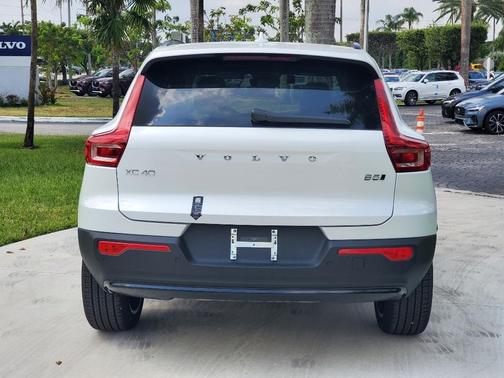 2025 Volvo XC40 B5 Plus Dark Theme
