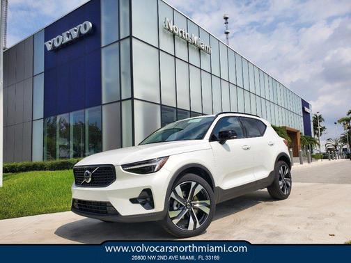 2025 Volvo XC40 B5 Plus Dark Theme