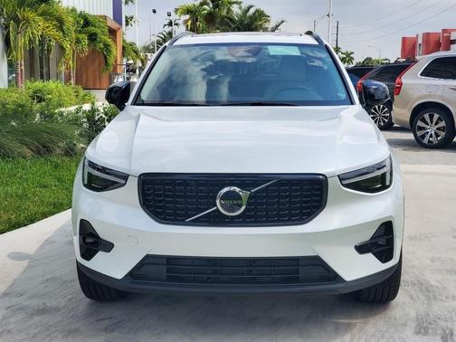 2025 Volvo XC40 B5 Plus Dark Theme