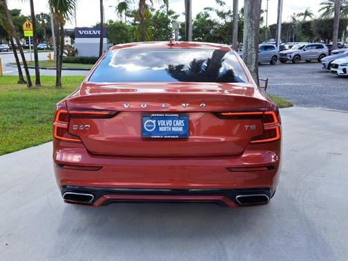 2021 Volvo S60 T5 Momentum