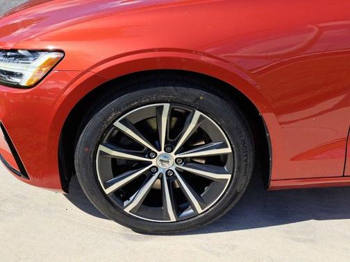 2021 Volvo S60 T5 Momentum