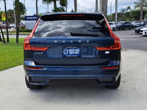 2022 Volvo XC60 Recharge Plug-In Hybrid T8 R-Design Extended Range