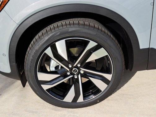 2026 Volvo XC40 B4 Plus