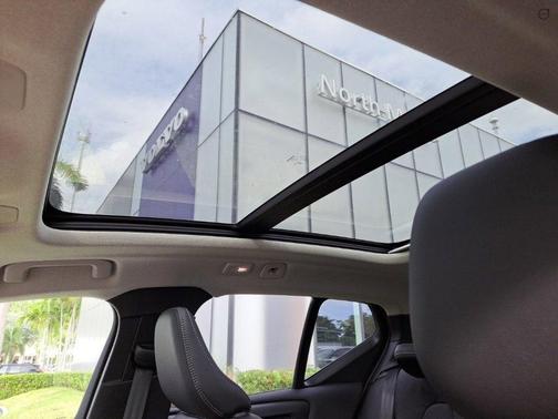 2026 Volvo XC40 B4 Plus