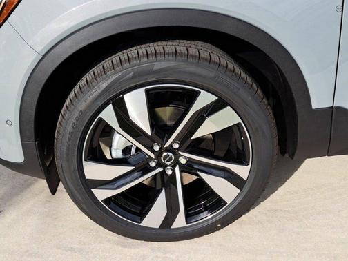 2026 Volvo XC40 B4 Plus