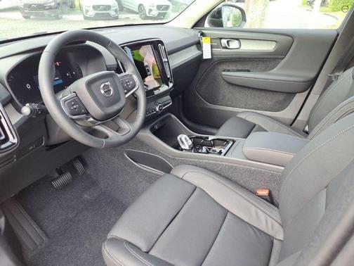 2026 Volvo XC40 B4 Plus