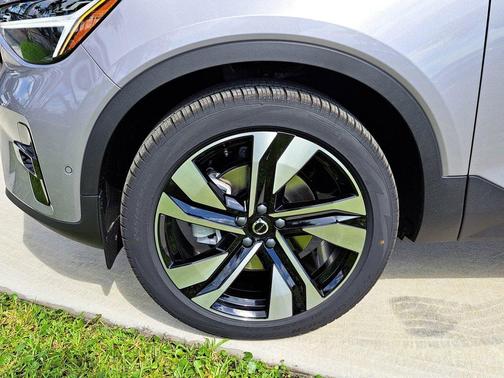 2026 Volvo XC40 B4 Plus