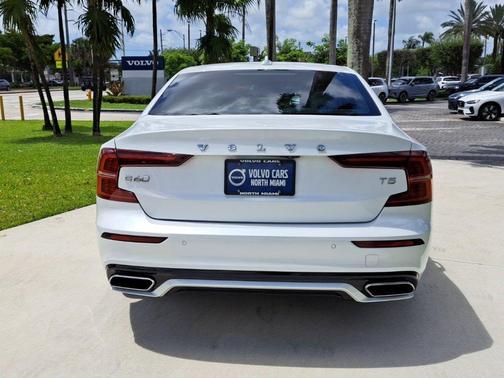 2021 Volvo S60 T5 Momentum