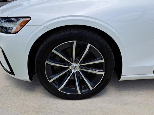 2021 Volvo S60 T5 Momentum