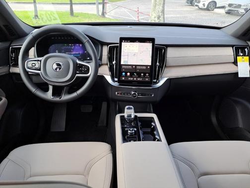 2025 Volvo XC90 B5 Core