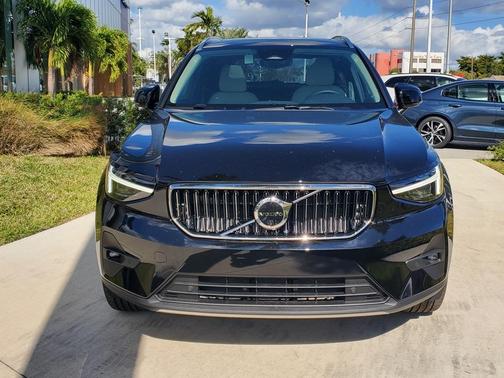 2025 Volvo XC40 B5 Core Bright Theme