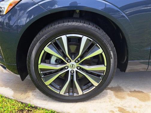 2022 Volvo XC60 B5 Momentum