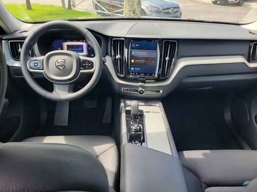2025 Volvo XC60 B5 Plus