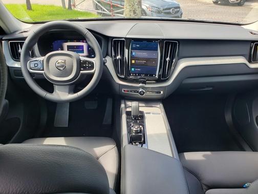 2025 Volvo XC60 B5 Plus