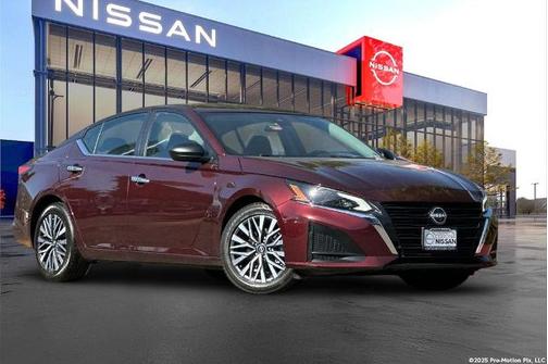 Garnet Pearl Me 2025 Nissan Altima SV