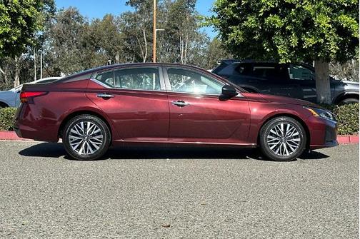 Garnet Pearl Me 2025 Nissan Altima SV