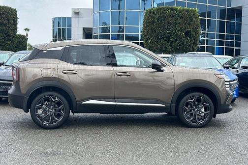 Canyon Bronze Metallic 2027 Nissan Kicks SR