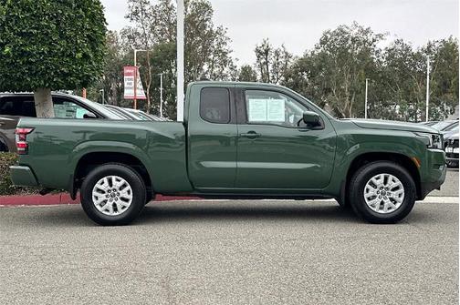 2023 Nissan Frontier SV