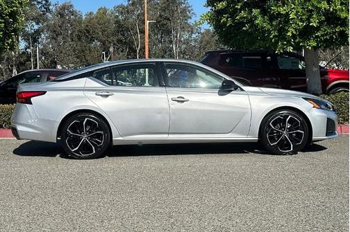 Brilliant Silver Metallic 2023 Nissan Altima 2.5 SR