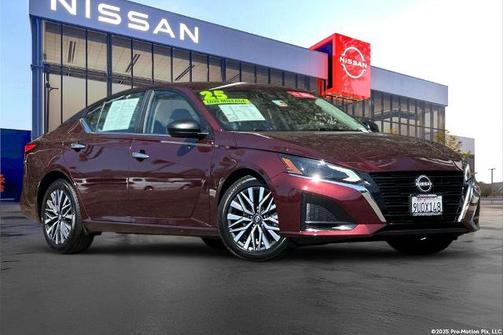 Garnet Pearl Me 2025 Nissan Altima SV