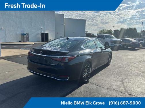 2022 Lexus ES 300h Base
