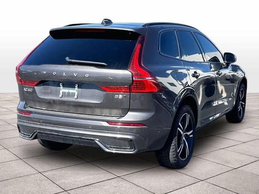 Platinum Grey Metallic 2022 Volvo XC60 B5 R-Design