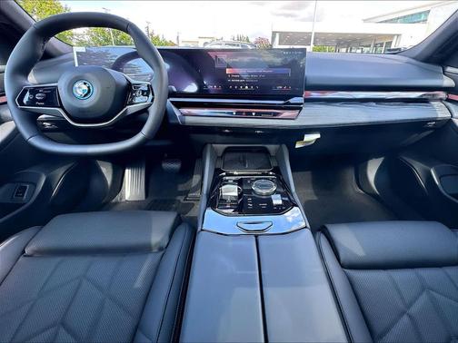 Mineral White Metallic 2027 BMW i5 eDrive40