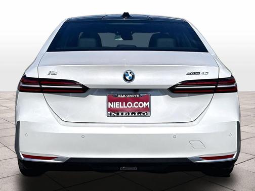 Mineral White Metallic 2027 BMW i5 eDrive40