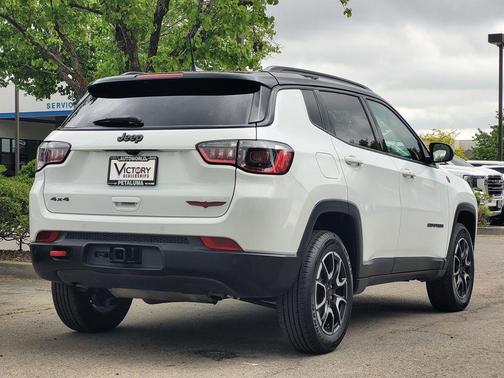 Bright White Clearcoat 2025 Jeep Compass Trailhawk