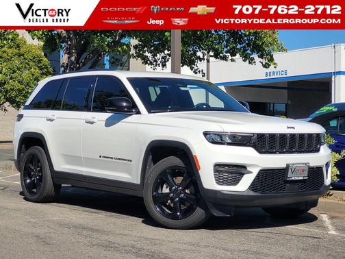Bright White Clearcoat 2023 Jeep Grand Cherokee Altitude