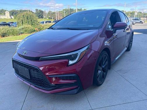 Ruby Flare Pearl/Midnight Black Metallic 2023 Toyota Corolla SE