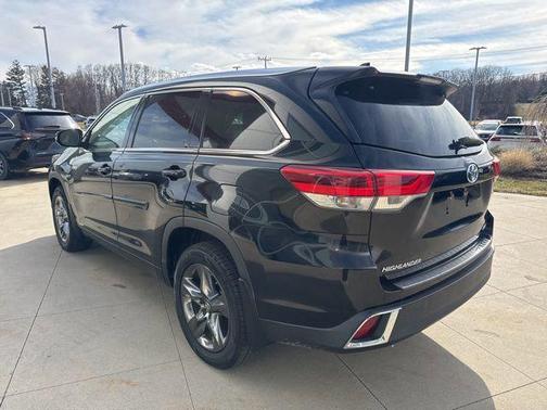 Midnight Black Metallic 2017 Toyota Highlander Hybrid Platinum