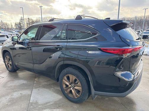 2022 Toyota Highlander Hybrid XLE