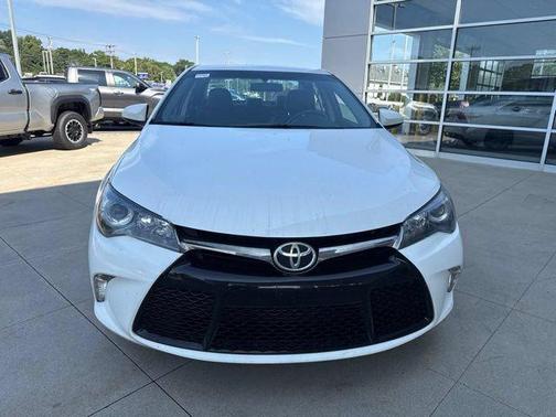 Super White 2017 Toyota Camry SE