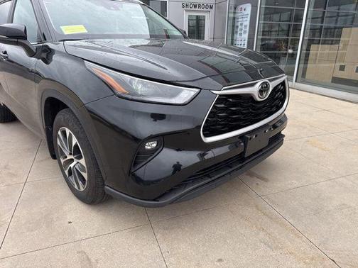 Midnight Black Metallic 2025 Toyota Highlander XLE