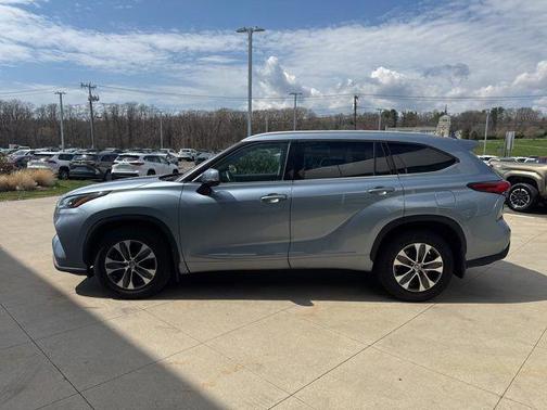 Moon Dust 2022 Toyota Highlander XLE