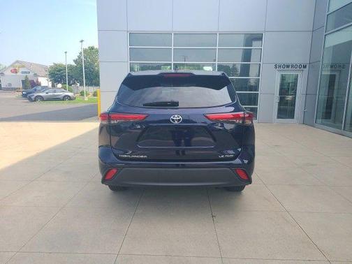 2022 Toyota Highlander LE