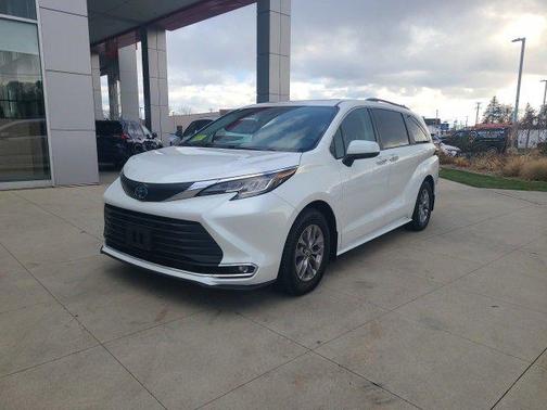 2023 Toyota Sienna XLE