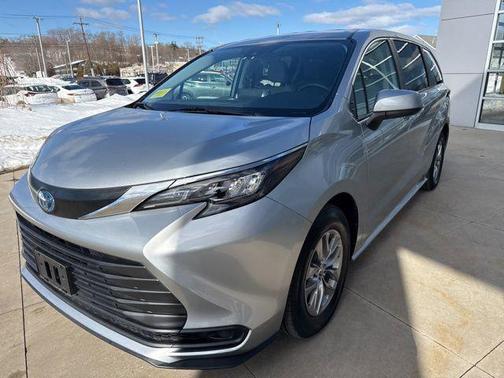 2024 Toyota Sienna LE