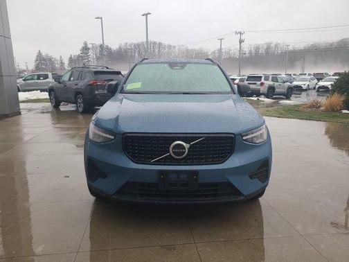 2024 Volvo XC40 B5 Core