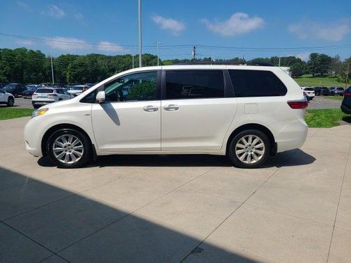 2017 Toyota Sienna XLE