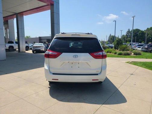2017 Toyota Sienna XLE